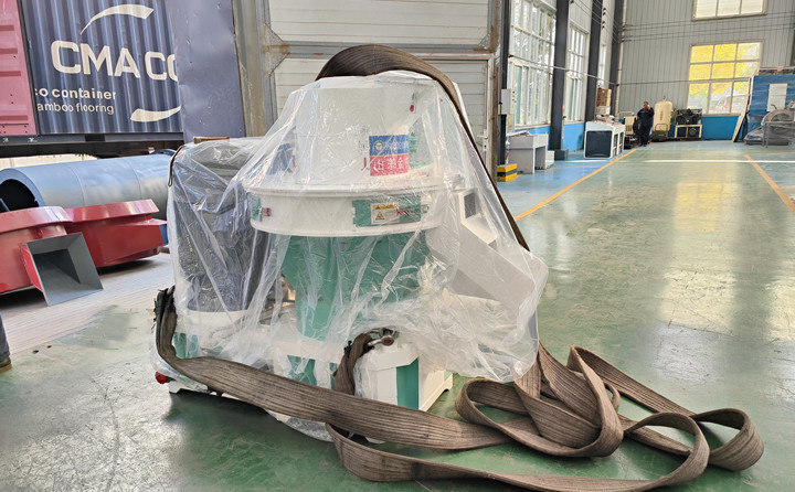 顆粒機(jī)單機(jī)時(shí)產(chǎn)量可以達(dá)到0.7-1噸，一天按照10小時(shí)計(jì)算，可以產(chǎn)出7-10噸成品顆粒，按照1噸顆粒最低100元錢利潤(rùn)來計(jì)算，一天的利潤(rùn)可以達(dá)到700-1000元。